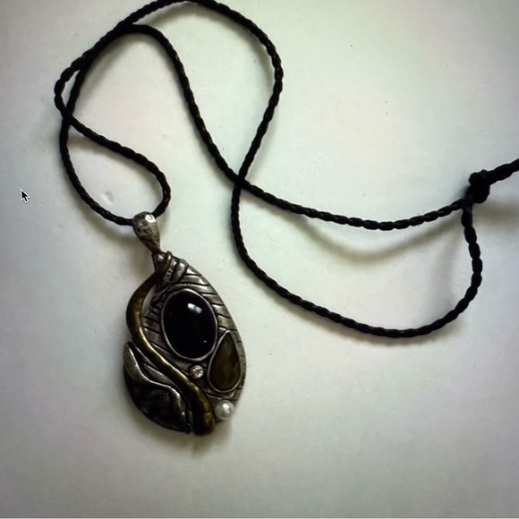 Elegant Silver gold and Black Pendant Necklace - Picture 2 of 6